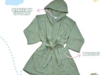Bata unisex en felpa con capucha y cinturón verde cemento  S/75.00