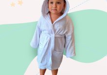 Bata unisex en felpa con capucha y cinturón blanco S/75.00